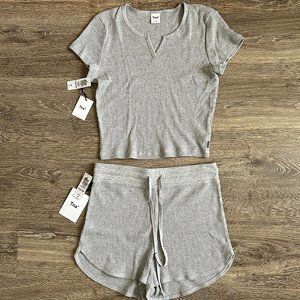 ARITZIA TNA THERMAL NOTCH TEE & MELROSE SHORT - size M